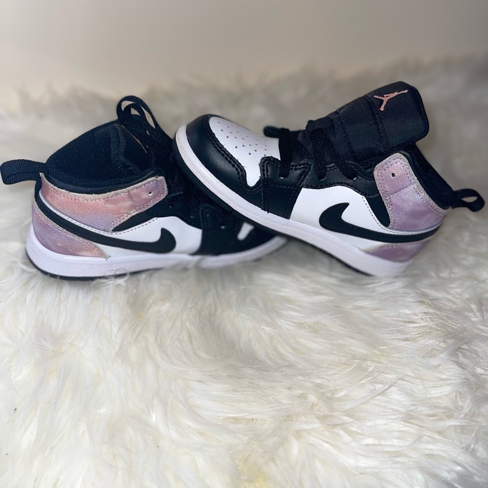 Gently worn Air Jordan 1 mid “Bleached Coral”